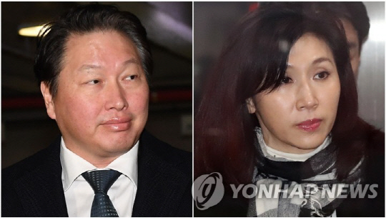 최태원 SK그룹 회장(왼쪽)과 노소영 아트센터 나비 관장. 연합뉴스
